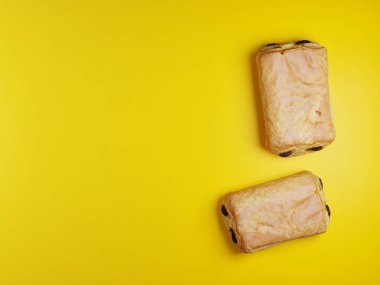 Sarı zemin üzerinde çikolatalı kruvasan ya da çikolatalı ekmek - 3D Bilgisayar Hazırlama