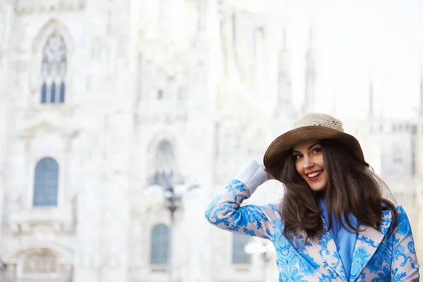 Retrato de una modelo femenina frente al Duomo de Milán italia durante el día — Foto de Stock