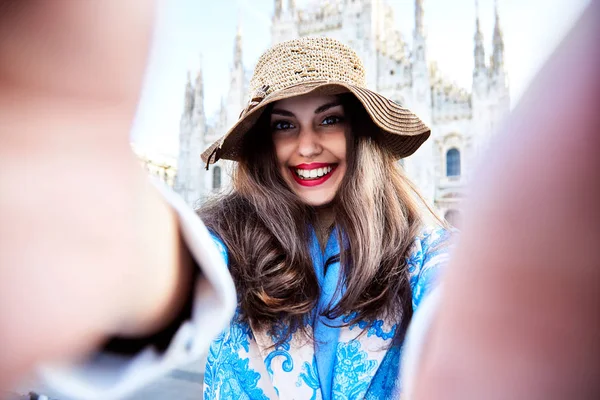 Mujer sonriente toma una selfie frente al Duomo de Milán, Italia durante el día — Foto de Stock