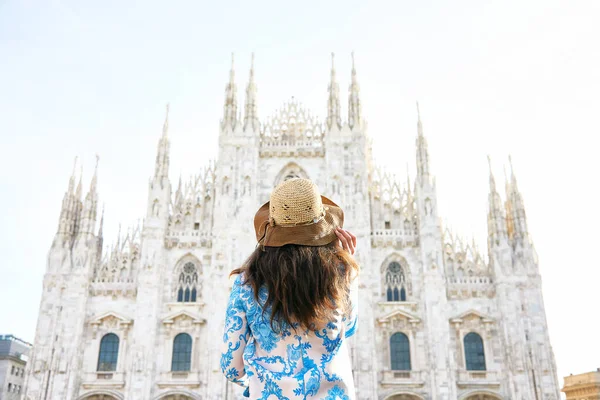 Viajero con un sombrero mirando la parte delantera del Duomo de Milán en Italia durante el día — Foto de Stock