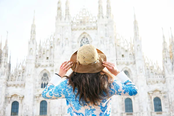 Viajero con un sombrero mirando la parte delantera del Duomo de Milán en Italia durante el día — Foto de Stock