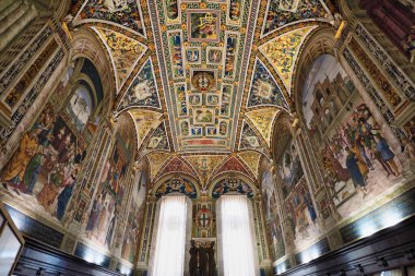 Gün boyunca renkli tavan freskleri olan Piccolomini Kütüphane odası