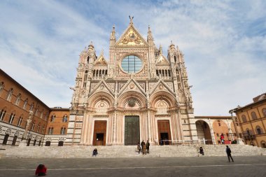 Gün boyunca çok az ziyaretçiyle Siena Duomo 'nun ön yüzü