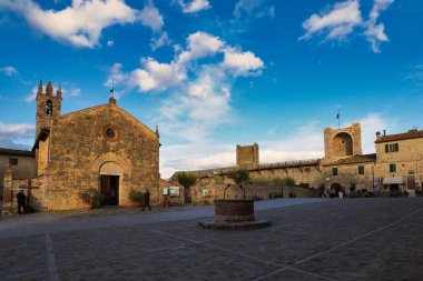 İtalya 'nın Monteriggione Tuscany kasabasındaki Santa Maria Chruch manzarası