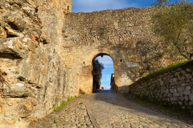 Monteriggione 'li Porta Fiorentina' nın (kuzey kapısı) Toskana Vadisi 'ndeki bir öğleden sonra manzarası
