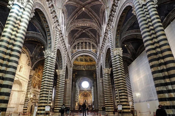 Gündüz Çok Ziyaretçiyle Siena Dome Duomo Kısmının Ana Koridoru — Stok fotoğraf