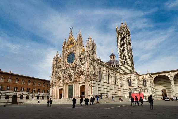 Vista Lateral Del Duomo Siena Con Pocos Visitantes Durante Día — Foto de Stock