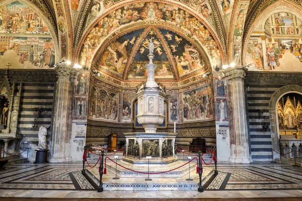 Interior Del Baptisterio San Giovanni Siena Italia Imagen De Stock