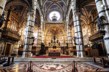 Gündüz ziyaretçisi olmayan Siena Dome 'un (Duomo) ana sunağı.