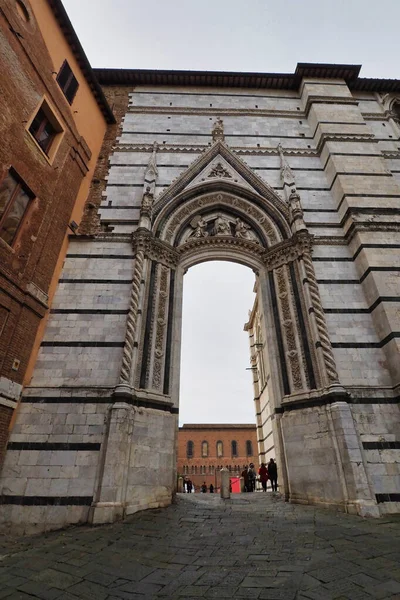 Gotische Tür Des Doms Von Siena Die Das Baptisterium Mit — Stockfoto