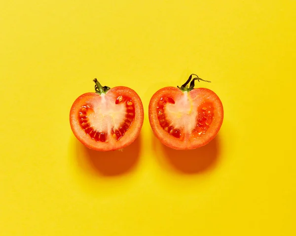 Tomate Rojo Cortado Por Mitad Aislado Fondo Amarillo Visto Desde Imagen De Stock