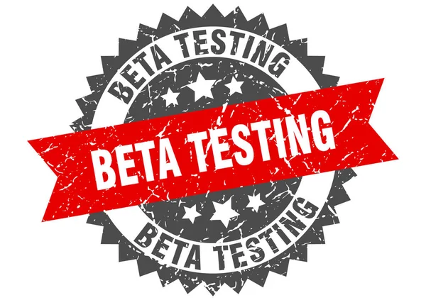 Beta testovací grunge razítko s červeným páskem. beta testování — Stockový vektor