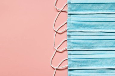 Pembe arka planda koruyucu tıbbi yüz maskeleri. Kişisel koruyucu ekipman. Coronavirus, covid 19 koruma
