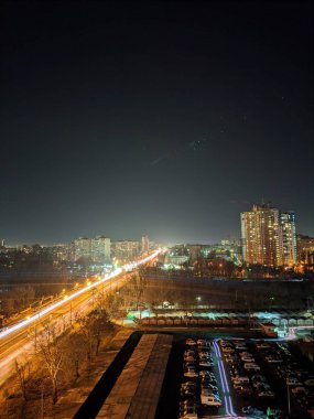 Şehir ışıkları, gece şehri yukarıdan, şehir geceleri parlıyor, gece şehrinin en iyi fotoğrafı. Dikey fotoğraf