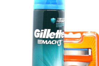 Ukrayna, Kremenchug - Ocak 2020: Beyaz arka planda Gillette tıraş jeli. Gillette bir güvenlik jiletidir..