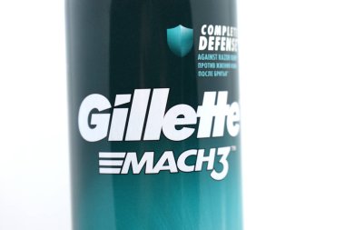 Ukrayna, Kremenchug - Ocak 2020: Beyaz arka planda Gillette tıraş jeli. Gillette bir güvenlik jiletidir..