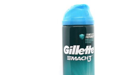 Ukrayna, Kremenchug - Ocak 2020: Beyaz arka planda Gillette tıraş jeli. Gillette bir güvenlik jiletidir..