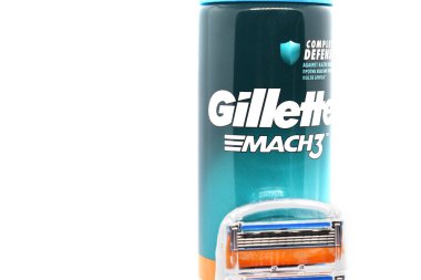 Ukrayna, Kremenchug - Ocak 2020: Beyaz arka planda Gillette tıraş jeli. Gillette bir güvenlik jiletidir..