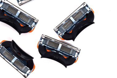 Ukrayna, Kremenchug - Ocak 2020: Gillette İngiliz tıraş makineleri beyaz arka planda.