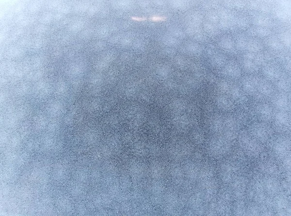 被薄薄的一层雪覆盖的冰冻的纹理 — 图库照片
