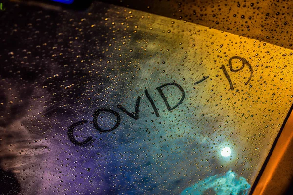Nápis Coronavirus na zamlženém skle. Pandemie — Stock fotografie
