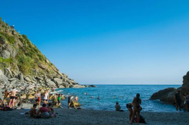 Vernazza 'nın yeni plajı Cinque Terre, La Spezia, İtalya' dan