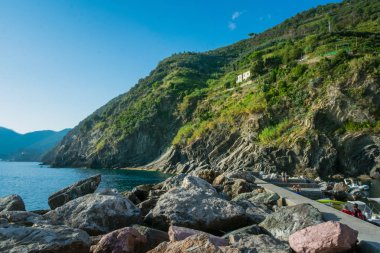 Vernazza, Cinque Terre, La Spezia, İtalya limanına yakın uçurumlar
