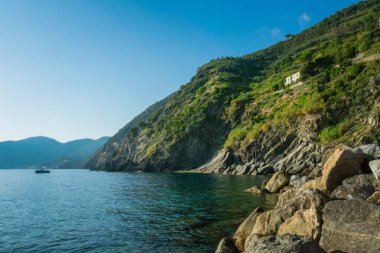 Vernazza, Cinque Terre, La Spezia, İtalya limanına yakın uçurumlar