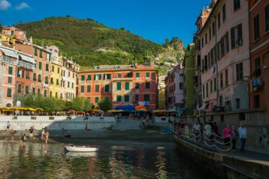Vernazza 'nın renkli limanı, Cinque Terre, İtalya