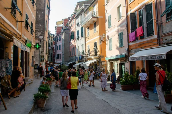 Ulica Zamieszkana Przez Turystów Mieście Vernazza Cinque Terre Spezia Włochy — Zdjęcie stockowe