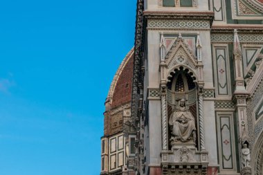 Floransa, Toskana, İtalya 'daki Santa Maria del Fiore Katedrali' nin duvarındaki heykel