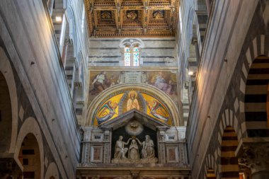 Meryem Ana 'nın taç giyme töreni İsa, Tanrı ve Kutsal Ruh tarafından, Pisa Katedrali' nin içinde, Eğik Pisa Kulesi, Piazza del Duomo, Toskana, İtalya