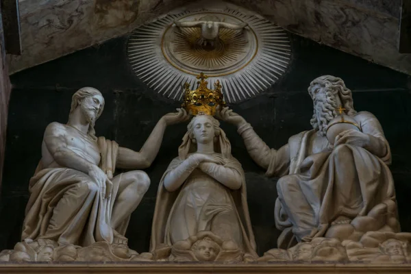 Meryem Ana 'nın taç giyme töreni İsa, Tanrı ve Kutsal Ruh tarafından, Pisa Katedrali, Eğik Pisa Kulesi, Piazza del Duomo, Toskana, İtalya