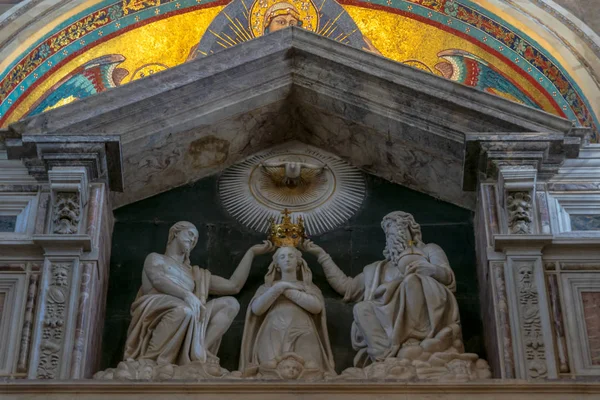 Meryem Ana 'nın taç giyme töreni İsa, Tanrı ve Kutsal Ruh tarafından, Pisa Katedrali, Eğik Pisa Kulesi, Piazza del Duomo, Toskana, İtalya