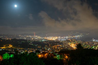 La Spezia, dolunaylı bir gecede tepeden görüldü.