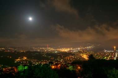 La Spezia, dolunaylı bir gecede tepeden görüldü.