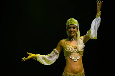 Güzel dansçı gösterisini yapıyor.