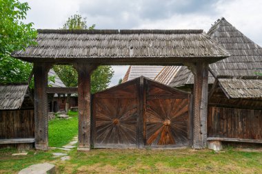 Romanya 'daki Dunca Evi 2. Maramures Village Müzesi' nin ahşap kapısı