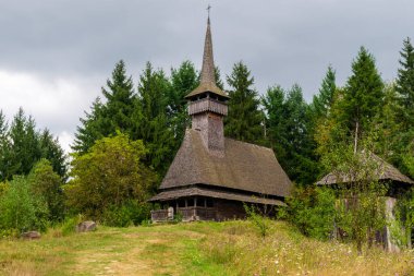 Tepelerdeki Oncesti 'den tahta kilise, Romanya' daki Maramures Village Museum,