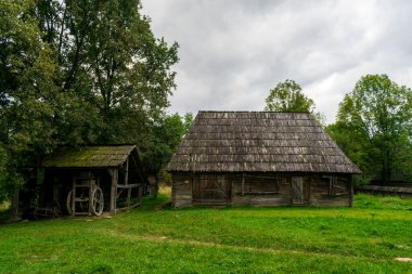 Romanya 'daki Barsan Evi, Maramures Village Müzesi yakınlarındaki vagon, odun ve tarım aletleri için baraka