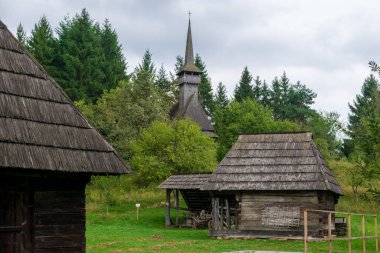 Romanya 'daki Maramures Village Müzesi' ne yakın bir hangar, vagon, odun ve tarım aletleri için baraka