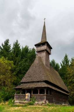 Tepelerdeki Oncesti 'den tahta kilise, Romanya' daki Maramures Village Museum,
