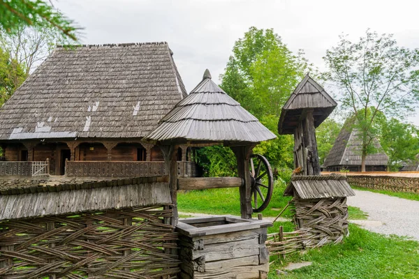 Romanya 'daki Ilea Evi, Denizcilik Köyü Müzesi' nden tahta çeşme