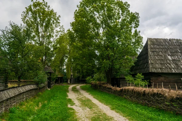 양쪽에 전통적 가옥들이 루마니아 박물관 — 스톡 사진