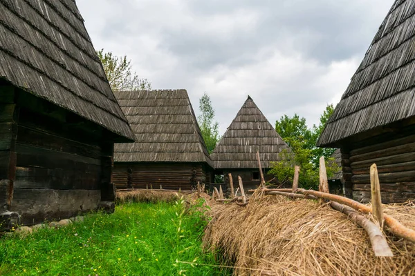 Cerca Entre Duas Casas Madeira Cobertas Com Feno Maramures Village — Fotografia de Stock