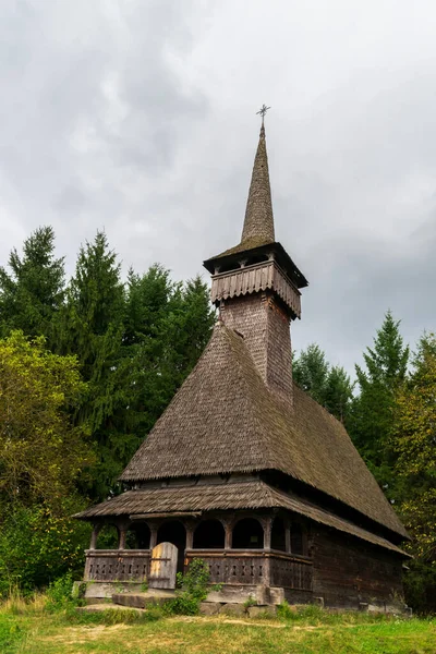 Tepelerdeki Oncesti 'den tahta kilise, Romanya' daki Maramures Village Museum,