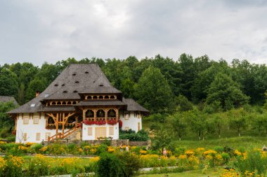 Romanya 'nın Barsana Manastırı avlusundaki ahşap binalar