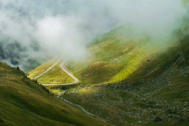 Sis, Transfagarasan ve Romanya arasında yukarıdan görülen Fagaras dağlarını geçen yol