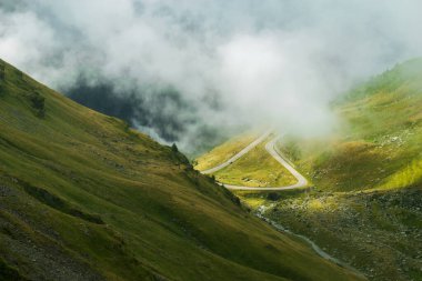 Sis, Transfagarasan ve Romanya arasında yukarıdan görülen Fagaras dağlarını geçen yol