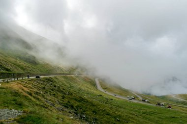 Sis, Transfagarasan ve Romanya arasında yukarıdan görülen Fagaras dağlarını geçen yol